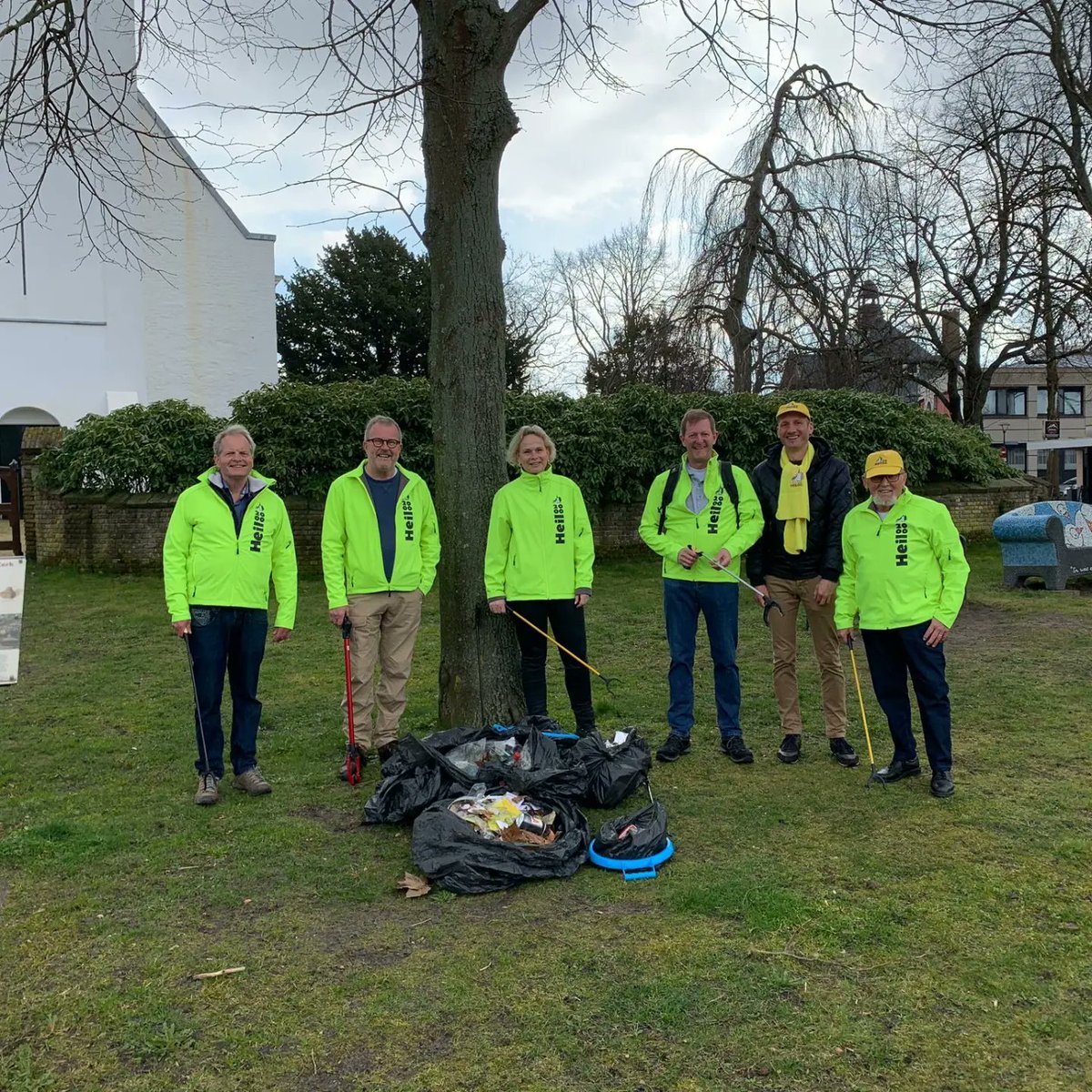 HEILOO2000's tweet image. 🗑️ 't Loo ligt er weer netjes bij! Geen straf met dit heerlijke voorjaarsweer! #landelijkeopruimdag #heiloo2000