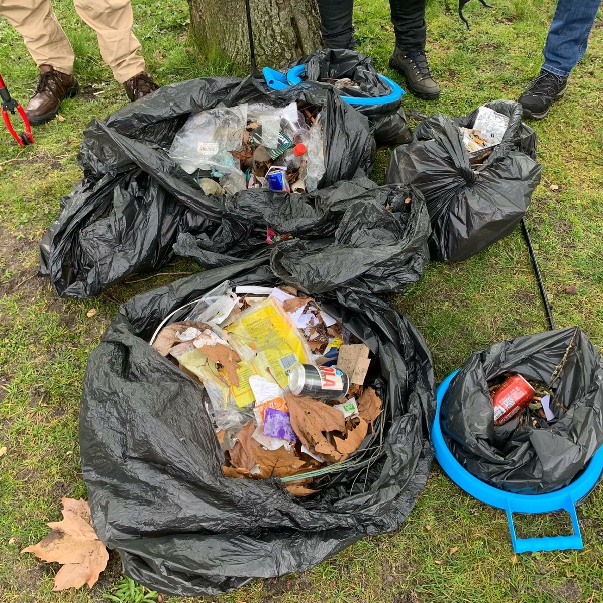 HEILOO2000's tweet image. 🗑️ 't Loo ligt er weer netjes bij! Geen straf met dit heerlijke voorjaarsweer! #landelijkeopruimdag #heiloo2000