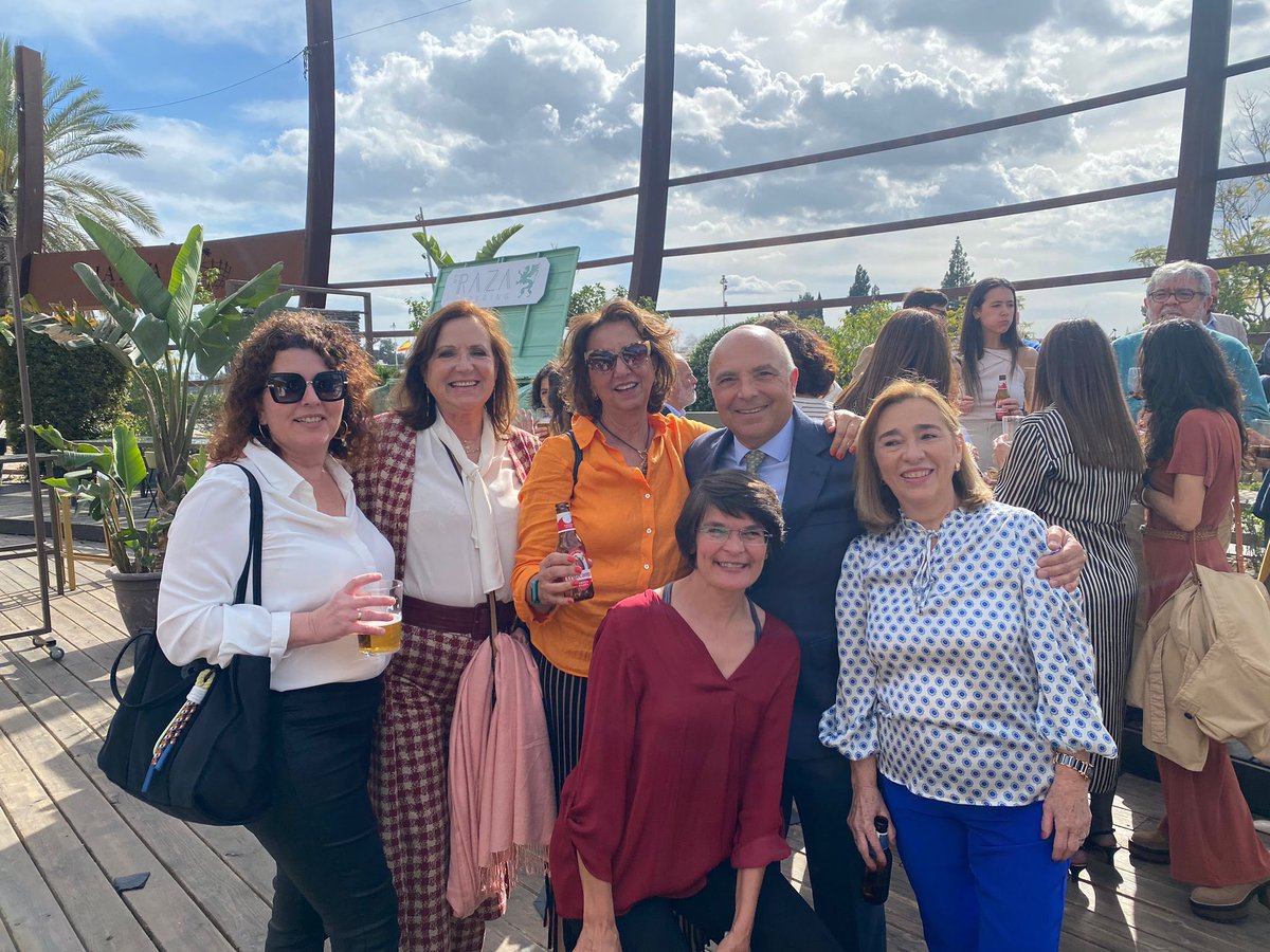 DigestivoHUVM's tweet photo. Ayer homenajeamos cómo se merece al que fue nuestro jefe de Endoscopia #PedroHergueta que se jubiló hace 3 meses. Una celebración marcada por el cariño y aprecio que le tenemos a un compañero de trabajo excepcional. Ejemplo a seguir! https://t.co/vhyhS4XCjb