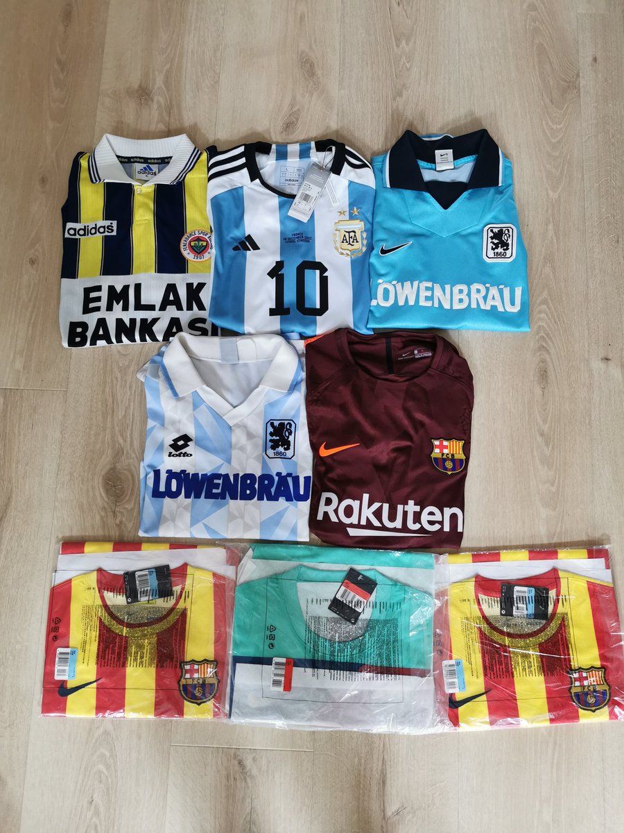 FootballShirtie's tweet image. 🥵 Some bangers in outgoing post today! 

🇦🇷 Argentina World Cup winning shirt fully patched up

 🤯 Four, yes FOUR Barcelona kitroom issued shirts

👌 1860 Munich classics and one of Fener's best ever shirts

#AuthenticAlways #FSie #FootballShirts