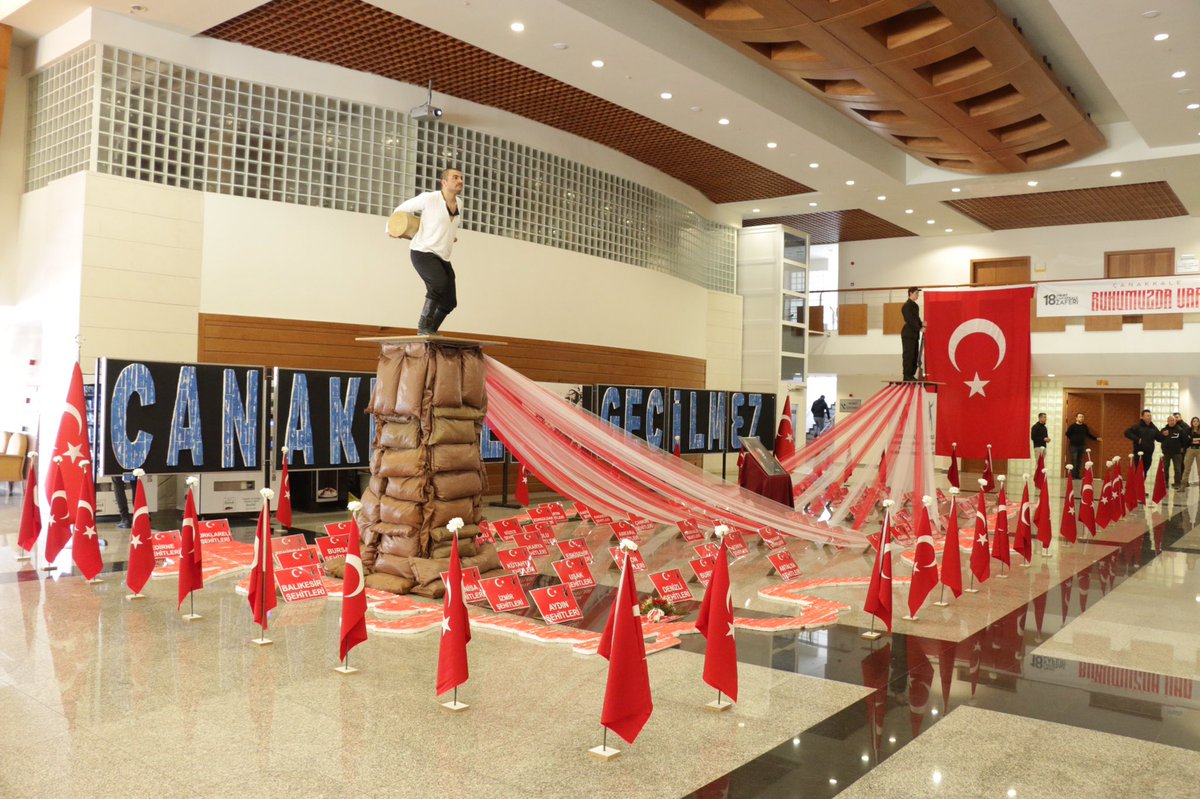 RUHUMUZDA VAR❗️
ÇANAKKALE! 🇹🇷🇹🇷
📌Sergi

18 Mart #ŞehitlerGünü ve #ÇanakkaleZaferi Kutlama Programı sonunda Muğla Valisi Orhan TAVLI ve protokol, fuaye alanında kurulan Çanakkale Geçilmez! temalı platformu ve Çanakkale’de Türk Askeri konulu sergiyi ziyaret etti.
<a href="/tcmeb/">Millî Eğitim Bakanlığı</a> <a href="/emrecay55/">Emre ÇAY</a>