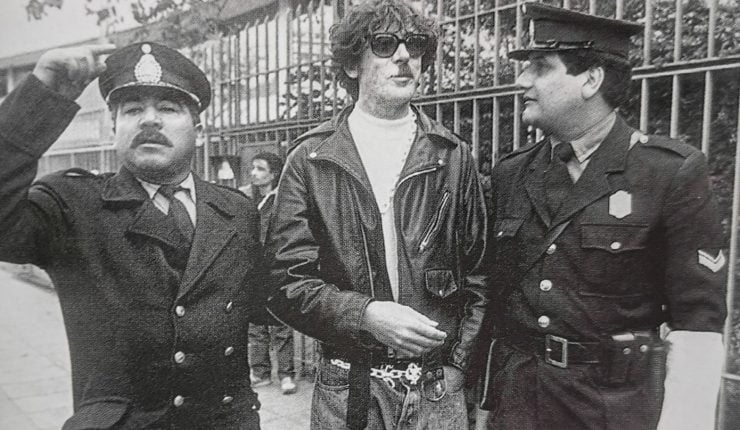 SalvadorMVios's tweet photo. En julio de 1988, Charly Garcia se encadenó a la reja de la Embajada de Chile junto a militantes de Amnistía Internacional y Nora Cortiñas, de las Madres de Plaza de Mayo, como una forma de protestar contra la dictadura militar de Pinochet. https://t.co/8OhpBeOdSx