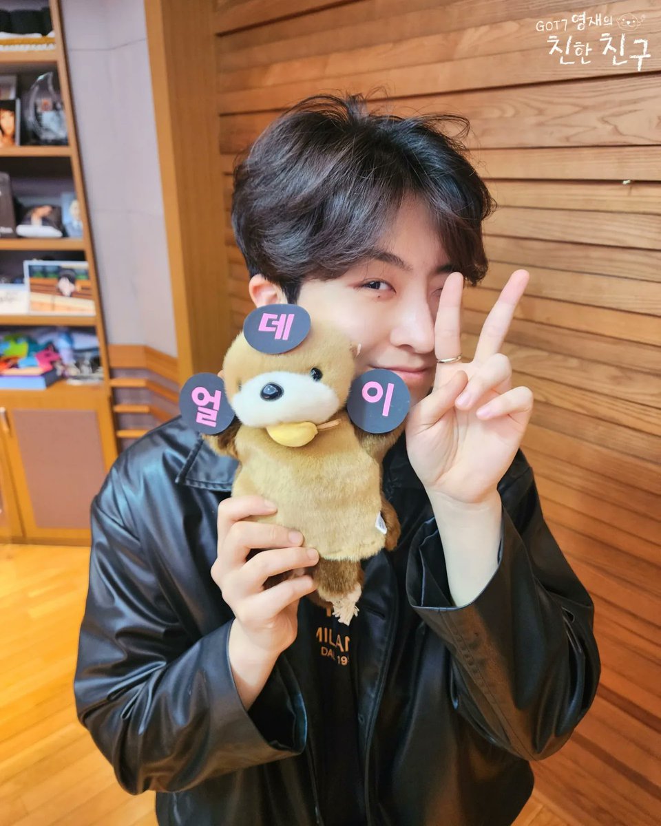 mbcbf_ever's tweet photo. 🦦친친🦦

지금 이 계절🌸에
달디 목소리가 잘 어울린다는 문자가 
오늘 유난히 많이 왔어요! 그런가요?🤔
제 생각엔, 봄여름가을겨울 월화수목금토일 
#얼데이 찰떡인데😘

#MBC #RADIO #GOT7영재의친한친구 #친한친구 #친친 #달친친 #달디 #GOT7 #갓세븐 #영재 #YOUNGJAE https://t.co/Yxj7Jl3Phg