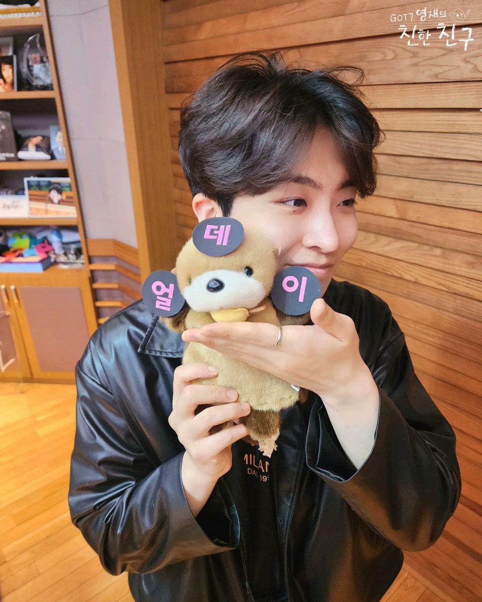 mbcbf_ever's tweet photo. 🦦친친🦦

지금 이 계절🌸에
달디 목소리가 잘 어울린다는 문자가 
오늘 유난히 많이 왔어요! 그런가요?🤔
제 생각엔, 봄여름가을겨울 월화수목금토일 
#얼데이 찰떡인데😘

#MBC #RADIO #GOT7영재의친한친구 #친한친구 #친친 #달친친 #달디 #GOT7 #갓세븐 #영재 #YOUNGJAE https://t.co/Yxj7Jl3Phg
