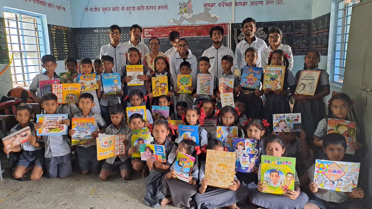 Nss_RuiaCollege's tweet photo. #BookDonation at Adopted Village📚 @ConnectingNss @ConnectingNss @_NSSIndia @MaharashtraNSS @kamalkumarkar @YASMinistry @nss_uom @_NSSAwards https://t.co/VJHYxXE1Tk