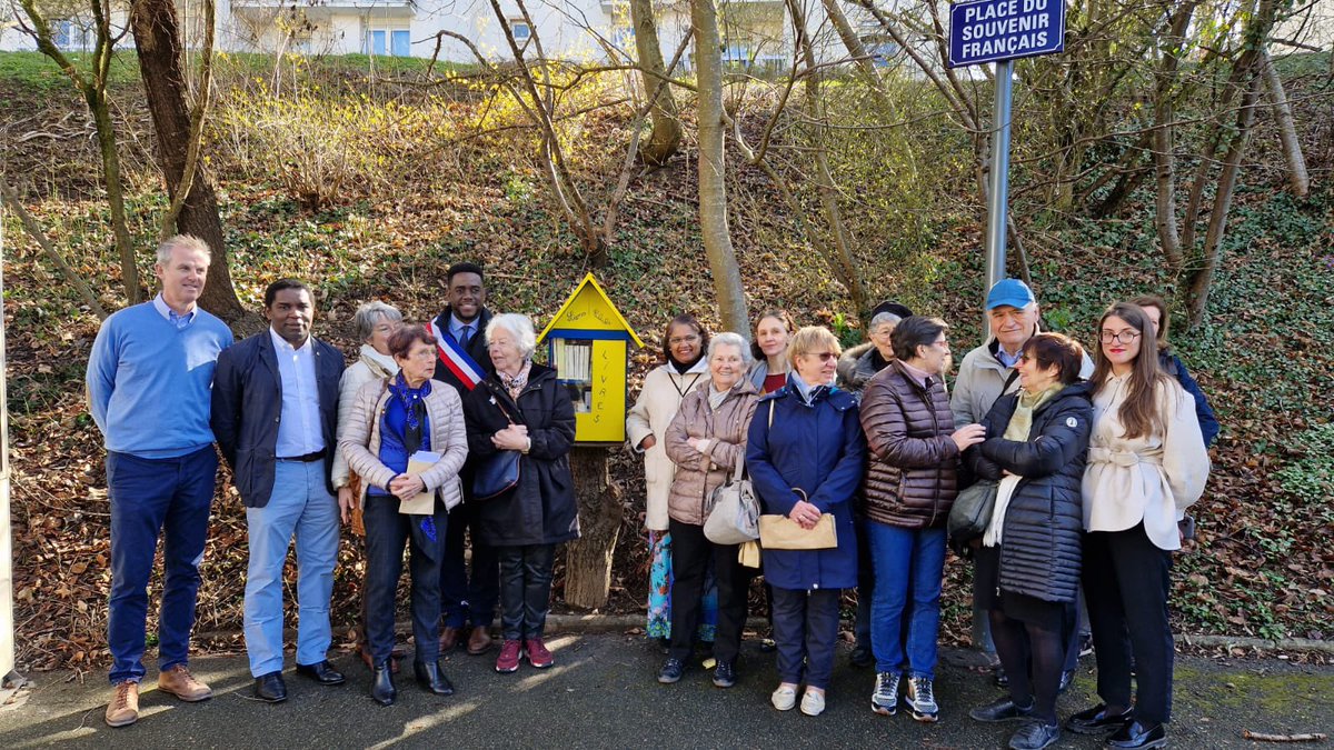 LePortMarlyOff's tweet photo. En ouverture de la semaine de la #francophonie, M. le Maire @CedricPM et le conseil municipal ont eu le plaisir ce matin d’inaugurer la 4e boîte à livres de la Ville, dans le quartier des Maingottes. La boîte a été réalisée et offerte par la section locale du @lionsclubs 🙏🏻 https://t.co/s65FGxKM4E