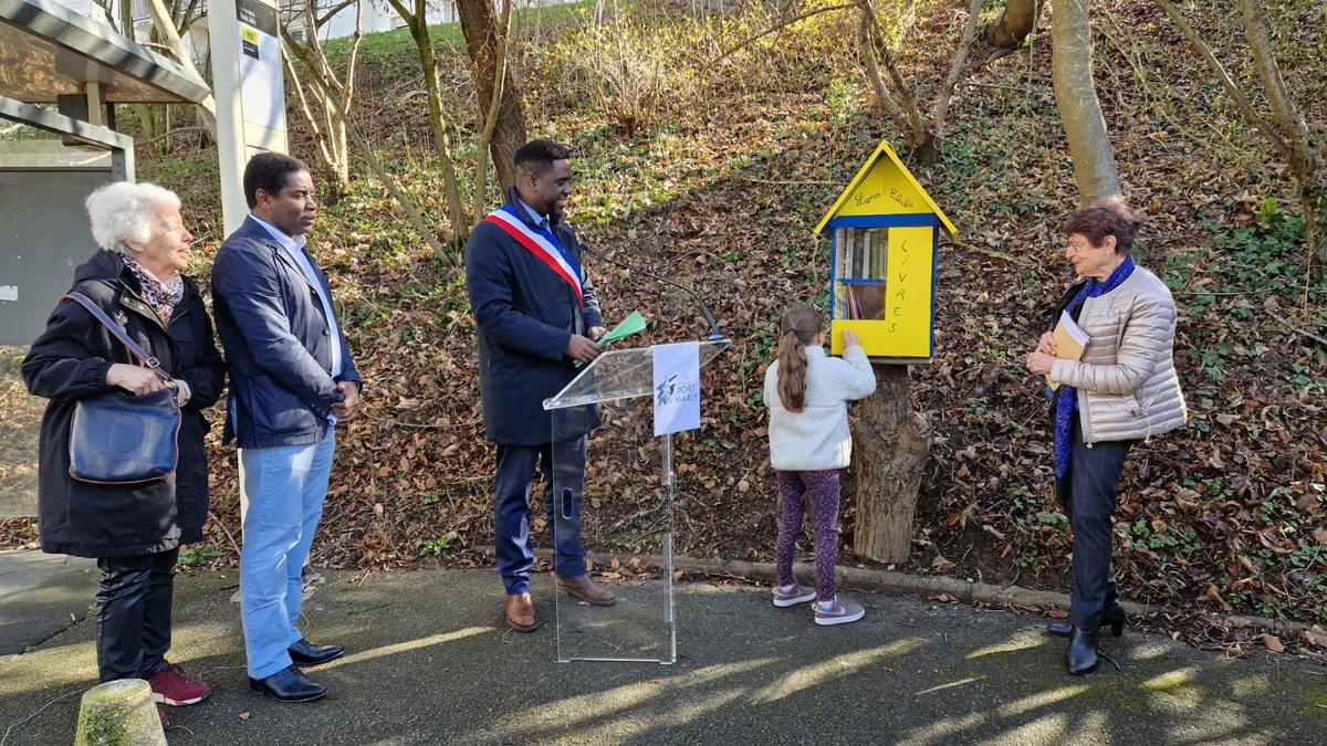 LePortMarlyOff's tweet photo. En ouverture de la semaine de la #francophonie, M. le Maire @CedricPM et le conseil municipal ont eu le plaisir ce matin d’inaugurer la 4e boîte à livres de la Ville, dans le quartier des Maingottes. La boîte a été réalisée et offerte par la section locale du @lionsclubs 🙏🏻 https://t.co/s65FGxKM4E