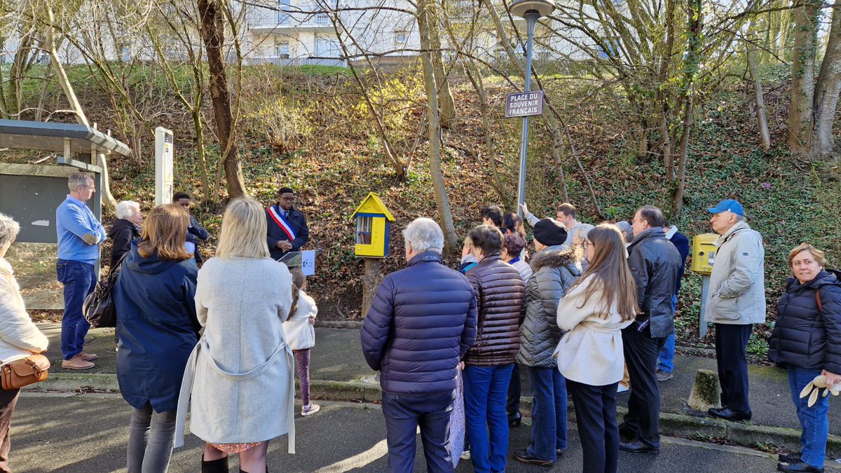 LePortMarlyOff's tweet photo. En ouverture de la semaine de la #francophonie, M. le Maire @CedricPM et le conseil municipal ont eu le plaisir ce matin d’inaugurer la 4e boîte à livres de la Ville, dans le quartier des Maingottes. La boîte a été réalisée et offerte par la section locale du @lionsclubs 🙏🏻 https://t.co/s65FGxKM4E