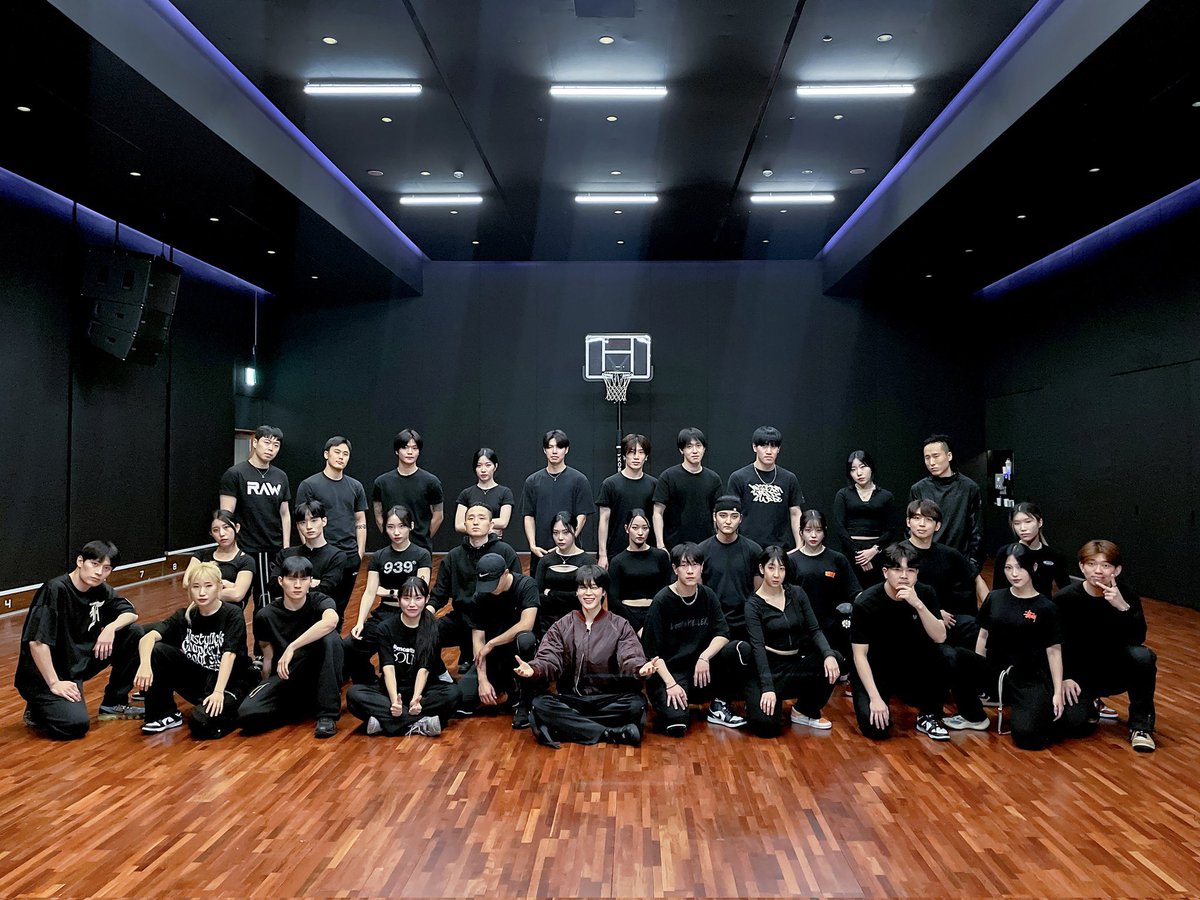 VGGUKMlN's tweet photo. Os dançarinos:😑😠😠😠😠😠😡😡😡

O jimin:😁😁🥺🥺🥺🥰🥰🥰 https://t.co/6NV9NhjQXG