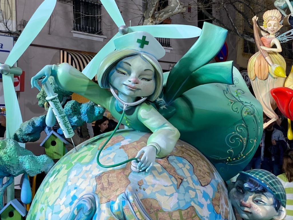 Una enfermera que cuida del planeta, que bonito ninot en las Fallas de Valencia. Gracias por esta imagen que nos reconoce cuidando a todos.
