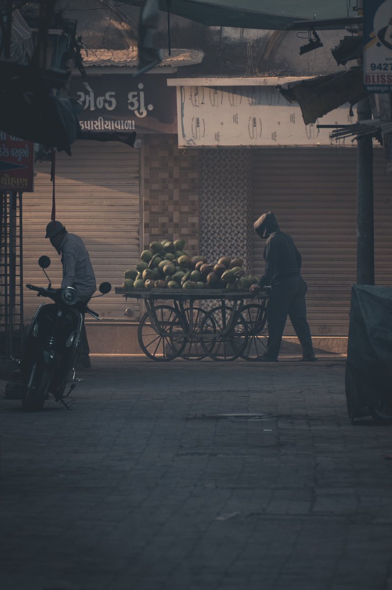 The streets are alive with stories.
#india #streetphotography #nikonindia #lensculturestreets #urbanandstreets #photography