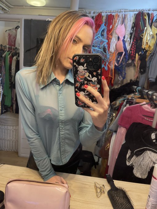 A little cheeky BTS of my studio day X https://t.co/PvHWe8wpmd<a href="/tag/mvsales"class="tags"><span>#mvsales</span></a>