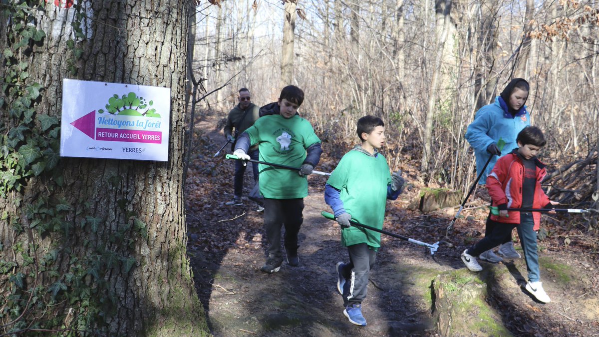 oclodong's tweet photo. Nous étions nombreux à nous retrouver ce samedi matin, sous le soleil, pour une opération citoyenne de nettoyage de la forêt de la Grange, initiée par les Villes de Yerres et de Limeil-Brévannes. Merci à tous ! #Yerres #Limeil #nature #environnement #écologie #propreté #respect https://t.co/57RPT7OKaS