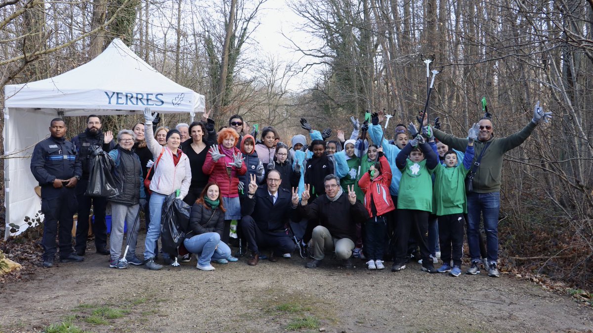 oclodong's tweet photo. Nous étions nombreux à nous retrouver ce samedi matin, sous le soleil, pour une opération citoyenne de nettoyage de la forêt de la Grange, initiée par les Villes de Yerres et de Limeil-Brévannes. Merci à tous ! #Yerres #Limeil #nature #environnement #écologie #propreté #respect https://t.co/57RPT7OKaS