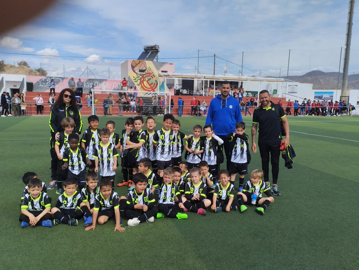 EF_GARRUCHA's tweet photo. JORNADA DE CONVIVENCIA DE LOS MÁS PEQUES DE NUESTRA ESCUELA, LOS BEBÉS!!⚪️⚫️⚽️👎
Esta mañana, los más peques de nuestra escuela de fútbol ( 4 y 5 años), han vivido una jornada de convivencia, con nuestros amigos de Cuevas!!
#UnEquipoUnaIlusion
#PDG1927
#EFG1992
⚪⚫⚽️👌 https://t.co/bPJ7YMAYGu
