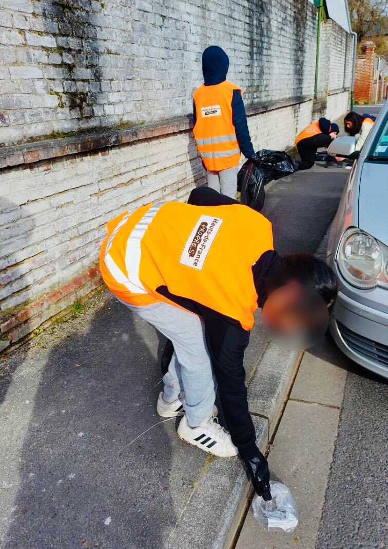 collegePmfMeru's tweet photo. #HDFpropres ♻️ Bravo aux éco délégués du @collegePmfMeru qui ont participé à l’opération Hauts de France Propres 👏🏆 Ils ont activement nettoyé les abords du collège et une partie de la ville de 📍Méru 🚮 #partagetonramassage https://t.co/Pbvu5o7kEQ