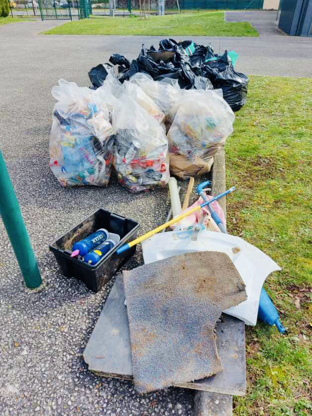 collegePmfMeru's tweet photo. #HDFpropres ♻️ Bravo aux éco délégués du @collegePmfMeru qui ont participé à l’opération Hauts de France Propres 👏🏆 Ils ont activement nettoyé les abords du collège et une partie de la ville de 📍Méru 🚮 #partagetonramassage https://t.co/Pbvu5o7kEQ