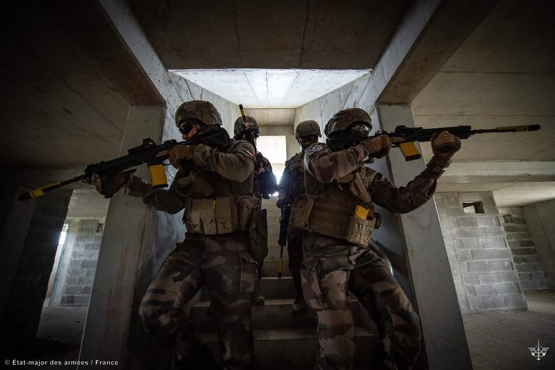 NATOBGRomania's tweet photo. Arrived a few days ago, the soldiers from the infantery compagny 🇫🇷 are already training at the Cincu Combat Village 🇷🇴. Thanks to the buildings, our men will be ready for the interallied exercise next week : #BlackScorpion 
#WeAreNATO https://t.co/m0lEFGaRt1