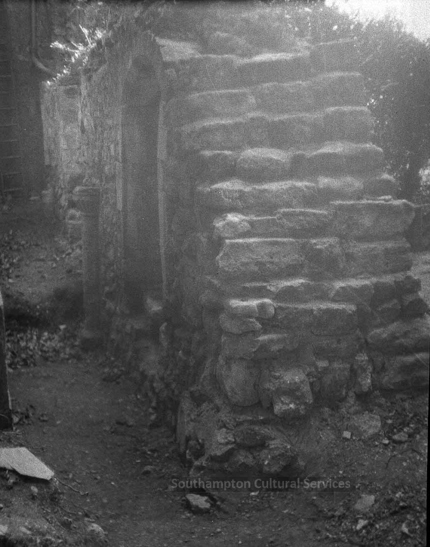 In 1936-38, archaeological excavations at Bitterne Manor uncovered the skeletal remains of several people, who had lived in the #Roman settlement of #Clausentum. Other finds included Roman coins, walls dating from 200-300 CE as well as this arch #SotonAfterDark #Southampton