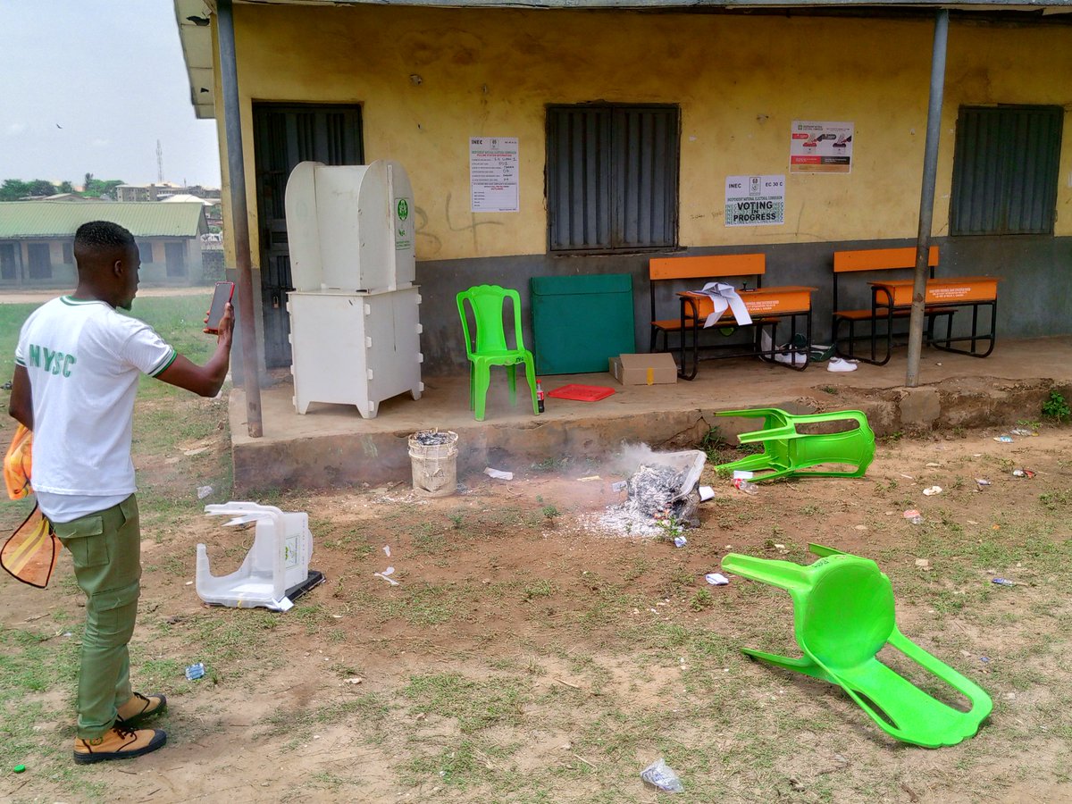 homorquester's tweet photo. Violence across Polling units in sagamu Ogun state. Ballot papers are being burnt. @TbnOgun @ruffydfire @inecnigeria @TakeBackNaija_ https://t.co/KN5uLiDj8M