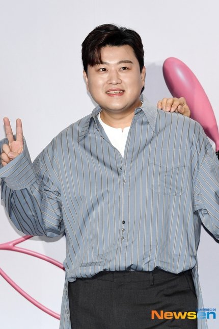 김호중 ‘깜찍 브이’[포토엔HD] 
#김호중_sw서울패션위크
#김호중_비건타이거컬렉션포토
 #김호중_첫단독클래식콘서트_대성료
#김호중_TVAROTTI_우리또만나요
#웅장함과독보적클래식 #TVAROTTI 
#테너김호중 #김호중 #kimhojoong 
(출처 : 뉴스엔 | 네이버 TV연예) naver.me/5kXMiB5v