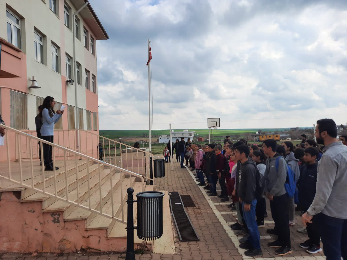 18 Mart Çanakkale Zaferi’nin 108. yıl dönümünde şehitlerimizi minnetle anıyoruz. <a href="/ErnezDemir/">Demir Ernez</a> <a href="/SurMilliEgitim/">Sur İlçe Milli Eğitim Müdürlüğü</a> <a href="/Diyarbakirmem/">Diyarbakır İl Millî Eğitim Müdürlüğü</a> 📍Sungur İlkokulu/ İmam Hatip Ortaokulu