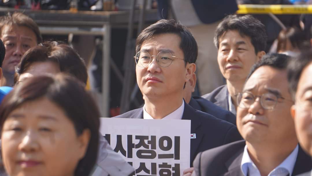 jktjj's tweet photo. [대일 굴욕외교 규탄 범국민대회]

'3.16 친일절'로 기억될만한 한일정상회담에 분노한 국민들과 함께 시청 앞에 모였습니다.

강제 동원 피해자들의 명예와 존엄은 무시하고 국민의 자존심마저 짓밟는 배상안에, 일본 전범 기업에 대한 구상권 행사도 날려버렸습니다. https://t.co/PtptbNPWSc