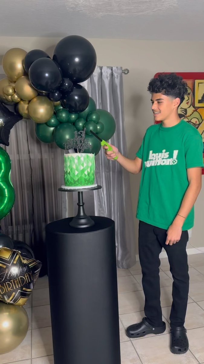 I'm now officially a Teenager!👌🏼
Videos: instagram.com/kayler_raez
Balloons by La China instagram.com/lachinaballoons
Thanks to everyone who has wished me a Happy Birthday!
You guys are the best 💚🍀
#kaylerraez #FelizCumpleaños #HappyBirthday #FelizAniversário #Bonanniversaire #birthday