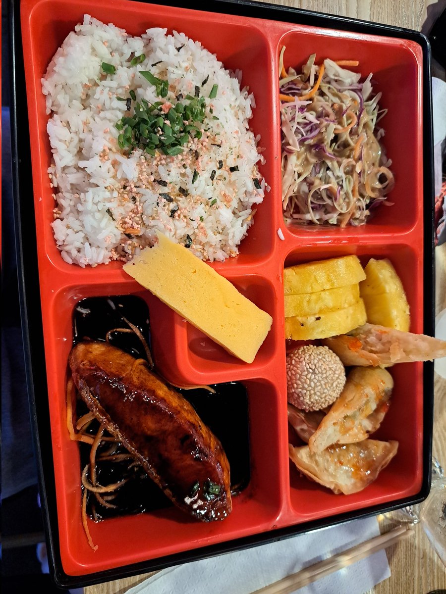 ken_greg's tweet photo. #今日のパナマ料理
は？🇵🇦
日本料理！？？？ww どう思う？
なんかラーメンはなんとか大丈夫けど、焼き飯とお弁当はなんか変と思った。
Comida de #ohtoro en #Panama 
No es q este mal pero detalles ww 
(Joo el arroz taba mas duro y seco ww)
#料理
#料理記録 https://t.co/hQmcotZ725