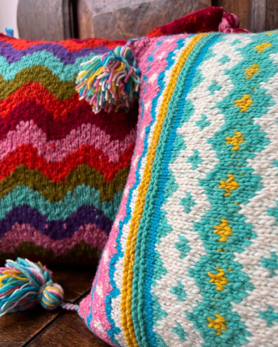 Nuestros nuevos cojines son de lana de oveja tejidos totalmente a mano por mujeres artesanas del Páramo Andino. 

Y llenos de colores inspirados en los paisajes y la cultura de nuestra tierra.