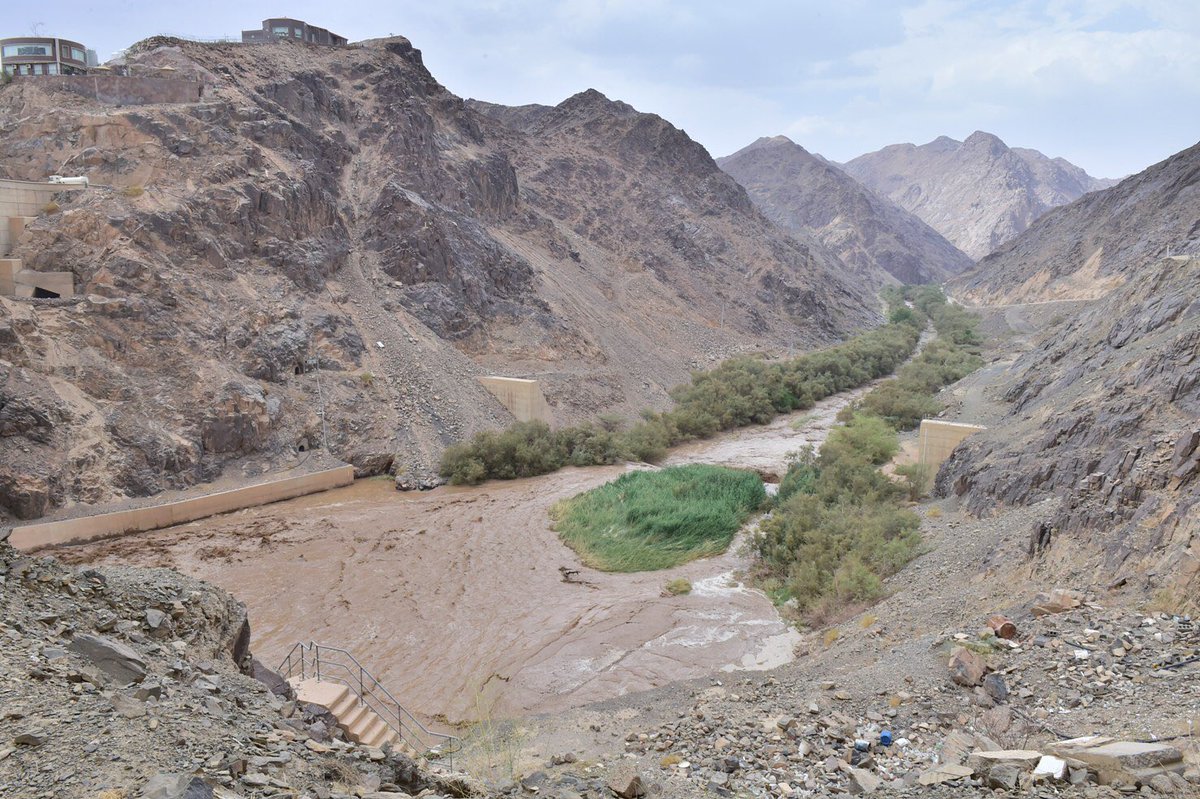 HakeemHashem's tweet image. قائد ومُهندس السياحة والتنميه الأول في #نجران نجران #جلوي بن عبدالعزيز مُتفقداً محطة السد وأنظمته التشغيليه في وقتاً قريباً سابقاً والذي يُعد أهم المشاريع الحضاريه والخدمية الهامه في مدينة الأخدود، خاصه في تنظيم المياه وتدفقها في مواسم الأمطار والذي نعيشها في نجران هذه الأيام.
