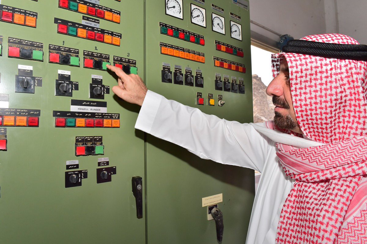 HakeemHashem's tweet image. قائد ومُهندس السياحة والتنميه الأول في #نجران نجران #جلوي بن عبدالعزيز مُتفقداً محطة السد وأنظمته التشغيليه في وقتاً قريباً سابقاً والذي يُعد أهم المشاريع الحضاريه والخدمية الهامه في مدينة الأخدود، خاصه في تنظيم المياه وتدفقها في مواسم الأمطار والذي نعيشها في نجران هذه الأيام.