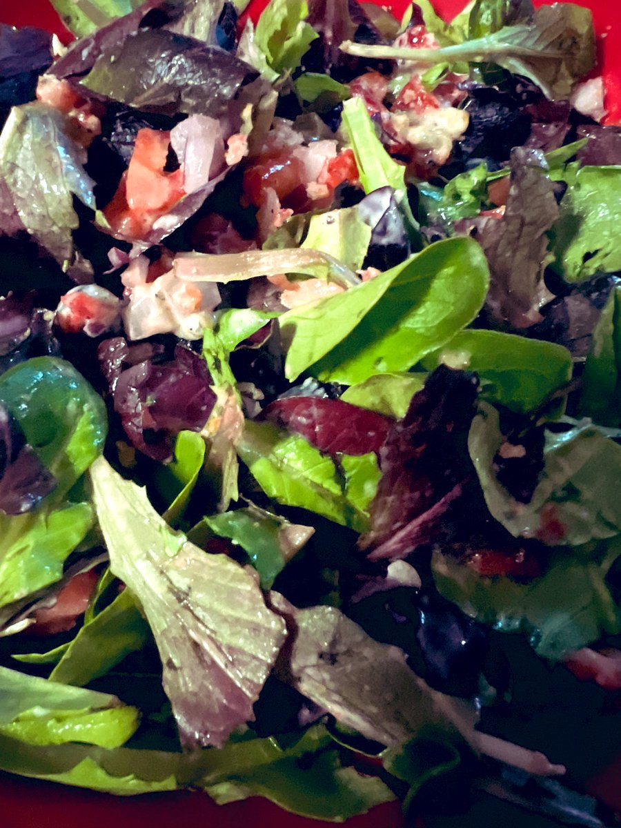 GentryTrotter's tweet photo. #GoodMorning!๐Who in their right mind chops up ๐fresh strawberries, red onions, a few bites of garlic ๐ง with a handful of blueberries, crumbled croutons on a bed of baby romaine ๐ฅฌ lettuce with an organic Caesar dressing, tossed? ME!๐ #FridayNightSupper #Zesty
#Foodie๐ฅ #Healthy
