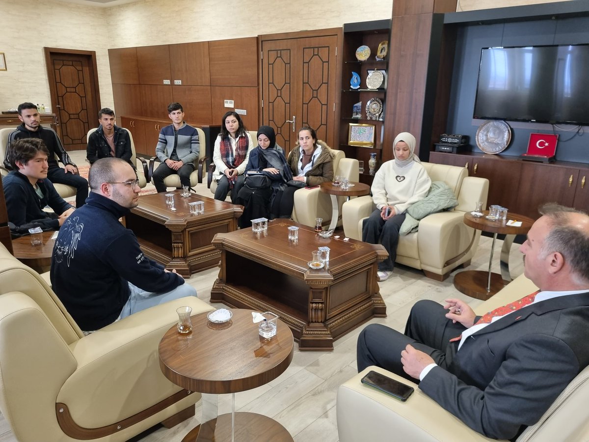 mtahirgulluoglu's tweet photo. Rektör olarak Öğrenci odaklıyım. Bu Üniversite varsa, Öğrenci olduğu için var.

Çok kıymetli Öğrencilerimizle bir araya gelerek;
Eğitim,
Sınav,
Sosyal yaşam,
Yemekhane,
Yurt Barınma,
Ulaşım,
Güvenlik,
Kütüphane ve
Spor konularında neleri daha iyi yapabilirizi konuştuk. https://t.co/NwZ47PSrC8