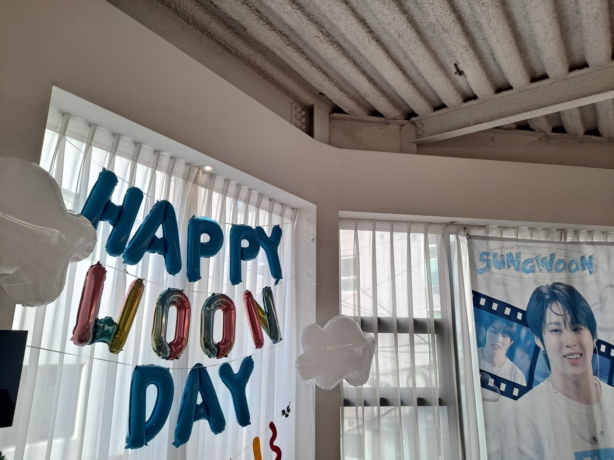 mongha0322's tweet photo. #HBDSUNGWOON
@gooreumseng 
#하성운
@lovepill322 부산에 넘 예쁜 성운이 생카 만들어주셔서 감사합니다😭 들어가자마자 입구부터 예뻐서 사진 찰칵 하고요,, 한곳한곳 돌아다니면서 너무 귀여워, 너무 예뻐를 남발하면서 사진 찍었어요♡ 포스트잇, 엽서, 스티커까지 너무 예쁘고 사랑스러워용>0<🧡 https://t.co/4F2Sekzui2