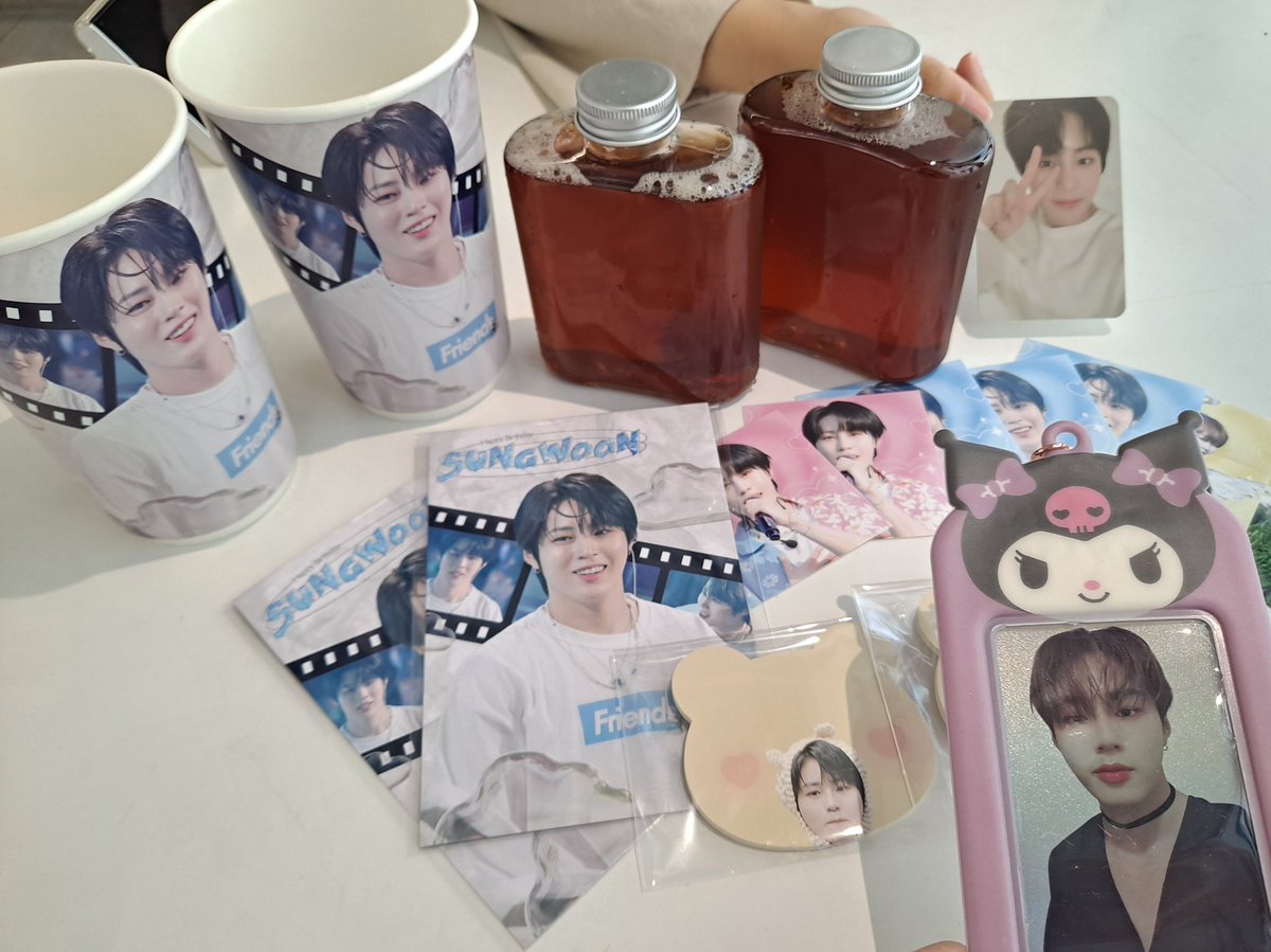 mongha0322's tweet photo. #HBDSUNGWOON
@gooreumseng 
#하성운
@lovepill322 부산에 넘 예쁜 성운이 생카 만들어주셔서 감사합니다😭 들어가자마자 입구부터 예뻐서 사진 찰칵 하고요,, 한곳한곳 돌아다니면서 너무 귀여워, 너무 예뻐를 남발하면서 사진 찍었어요♡ 포스트잇, 엽서, 스티커까지 너무 예쁘고 사랑스러워용>0<🧡 https://t.co/4F2Sekzui2