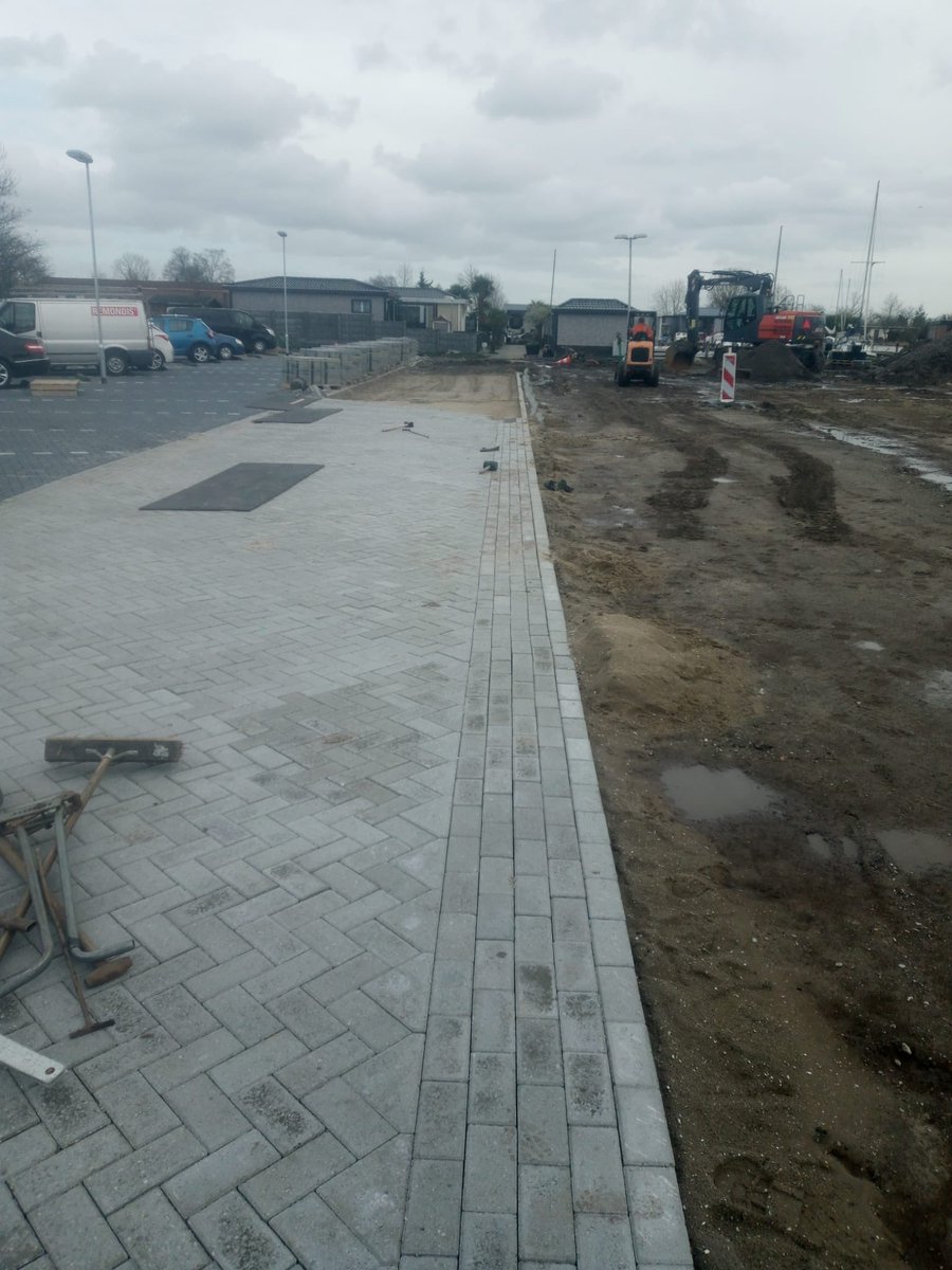 herruergww's tweet photo. Druk aan de slag met de herinrichting van een parkeerterrein!

Wij zijn druk bezig bij een jachthaven. Hier verzorgen onze vakmensen het aanleggen van een nieuwe afwatering en nieuwe verhardingen.

#project #straatwerk #riolering #gww https://t.co/DI1hhF2Tuc