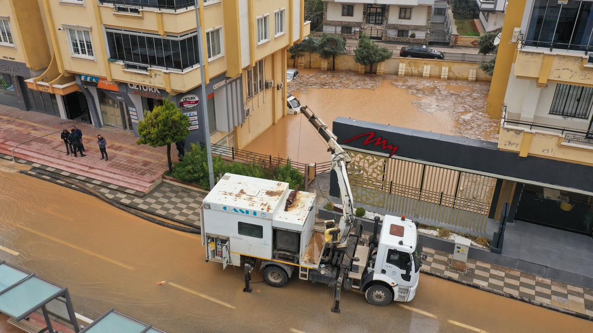 Dün gece şehrimize bir yılda yağan yağmurun dörtte biri yağdı. 

Yağış sonrası 4 bin personelimizle kent genelinde su tahliye ve temizlik çalışmalarının yanı sıra ekiplerimiz 45 kişiyi de bulunduğu riskli alandan kurtarıp güvenli bölgelere taşıdı.