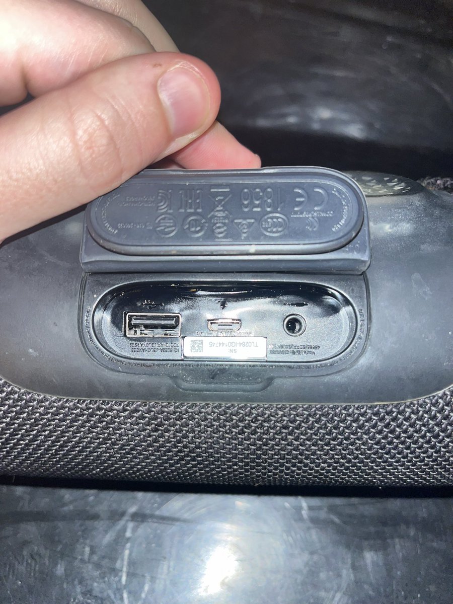 DougDeNoi's tweet photo. My @JBLaudio charge 3 last night exploded and proceeded to spew out white smoke into my apartment https://t.co/2iq9fKCmcJ