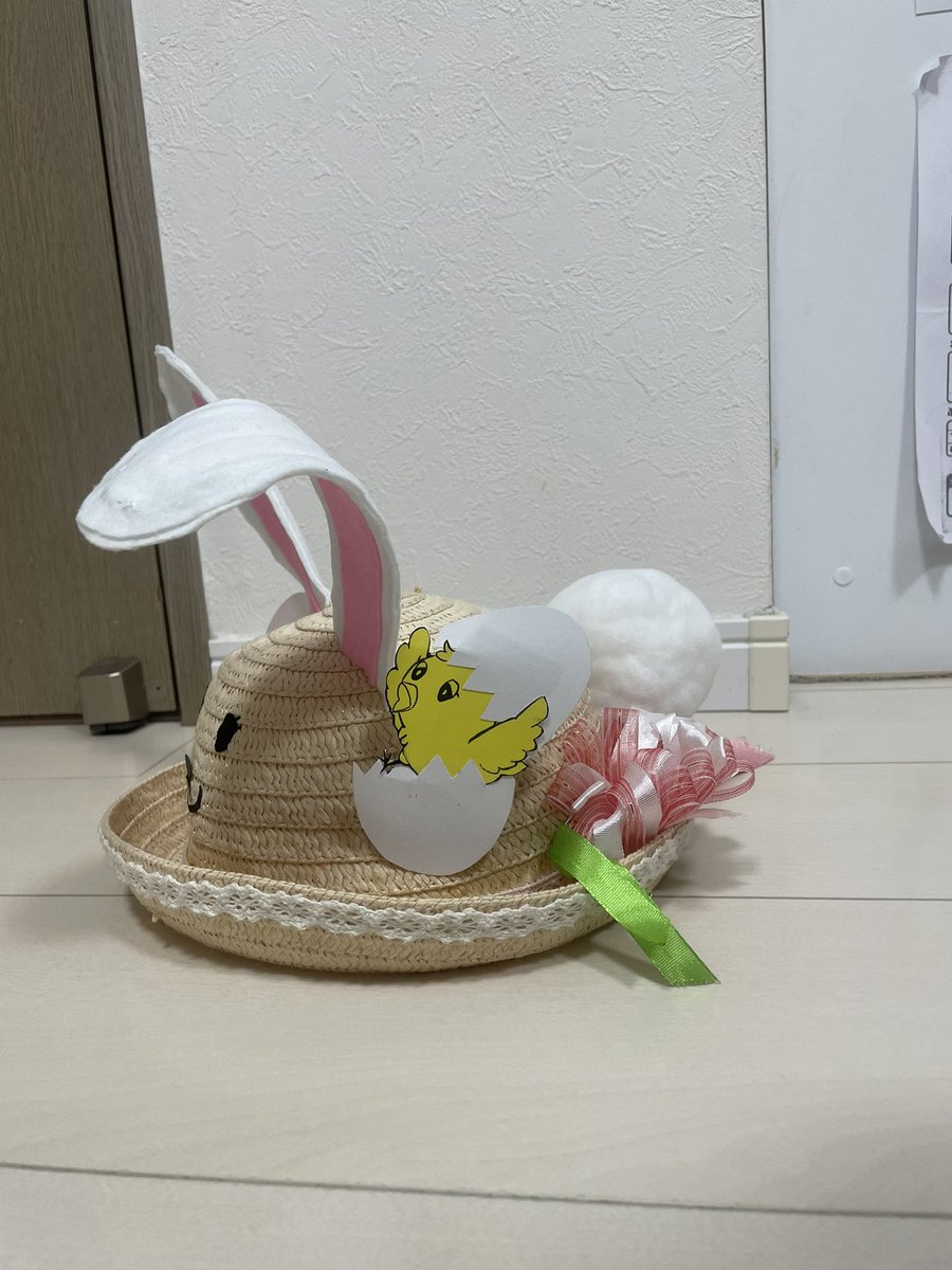 jkd38139299's tweet photo. 娘がイースターハットを作りたいと言うので娘のデザインを形にしてみました♪んで、お父さんも自分の作ってと言うので、着脱できるフェルトの長いバランみたいなのにウサ耳付けて、普段使いしてる帽子につけてみました。…うむ…なかなか良い感じ? #Easter #イースター #Easterhat https://t.co/DsnrY8zRhk
