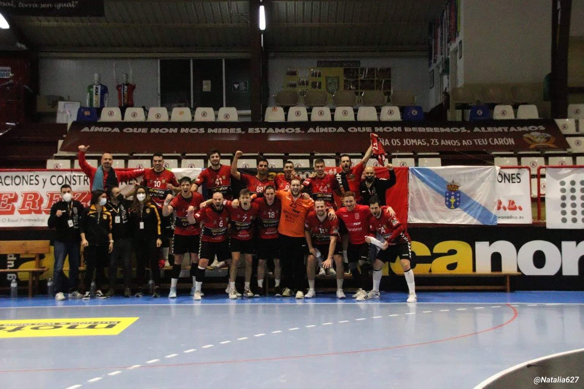 O 30 de Xaneiro do 21 cubrimos  a grada con unha gran pancarta para recibir ó <a href="/atleticonovas/">Valinox Novás</a> que xogaba o derbi galego(non podiamos facer moito máis 😷😔), o EQUIPO  regalounos esta imaxe despois da vitoria. O próximo sábado a grada lucirá de outra maneira 📢 🥁🎺🔥 #asoñar ❤️😴