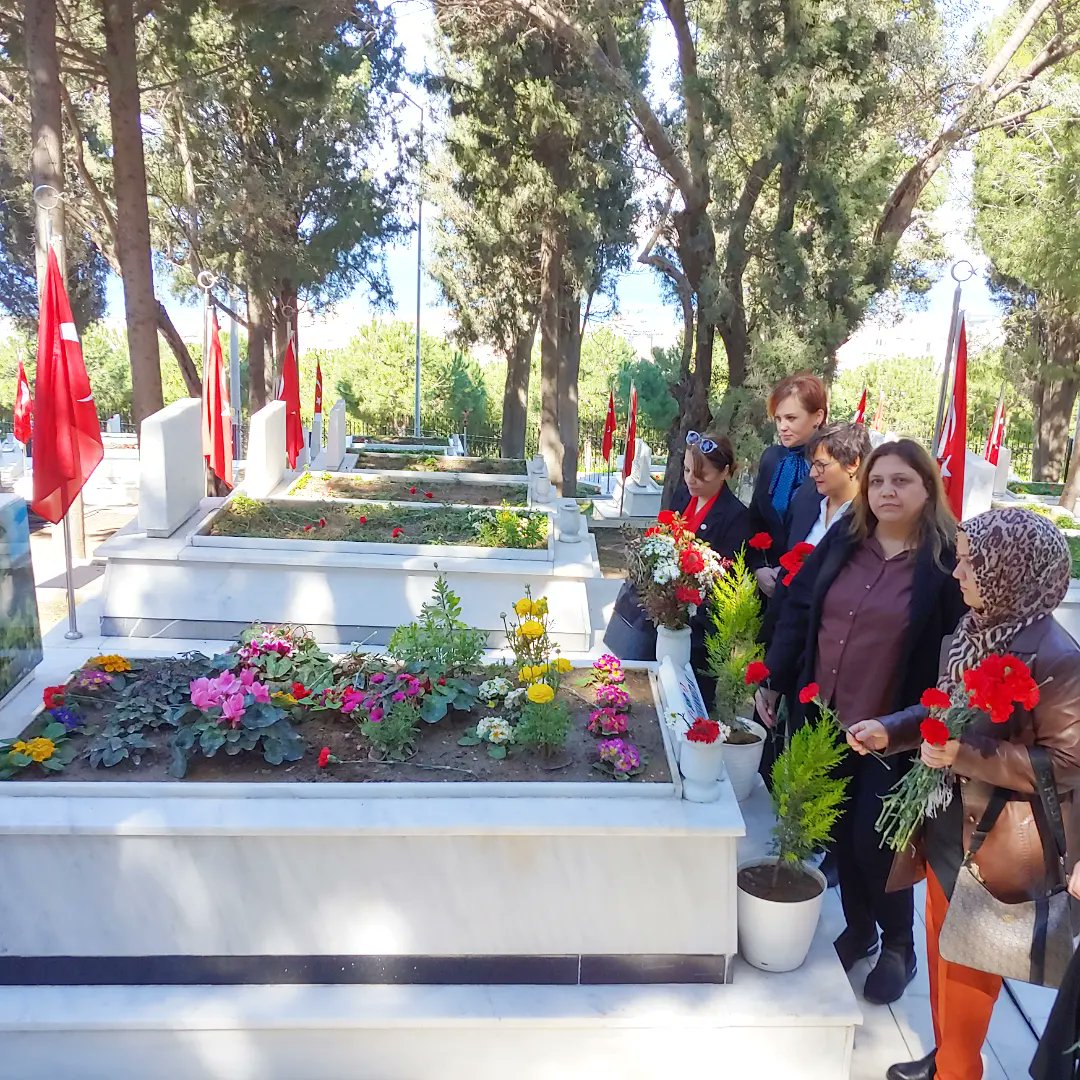 iyipartikonak35's tweet photo. 18 Mart Çanakkale Zaferi ve Şehitlerimizi anma günü münasebeti ile Konak İlçe Başkanımız Coşkun Tatar ve Yönetim Kurulu üyeleri olarak Kadifekale Hava Şehitliğimizi ziyaret ettik. 
Vatanımız uğruna canlarını veren tüm şehitlerimize Allah'tan rahmet diliyoruz. https://t.co/GdtuLSVaPl
