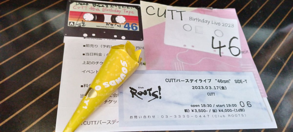 T_bohe's tweet photo. UP忘れてたけど、此方が噂の #CUTTバースディライブ 
＃46min グッズ
LIVEのアンコールで、CUTTくんから赤裸々な説明があった一品w
そして、LIVE終了後に物販に立ってくれてサインあり＼(^o^)／
あ、でも、もう今日の段階ではゴメンナサイ聞けないんだね、それだけは残念。
それと、紙チケとクラッカー https://t.co/XoiCUruw8a