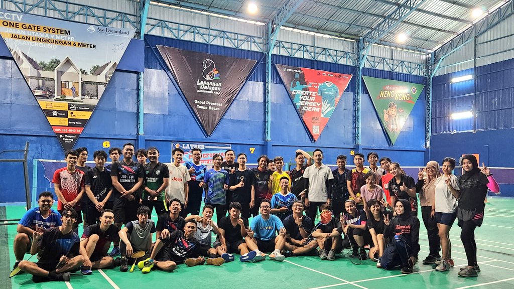 Jbrfunbadminton's tweet photo. Kita siap menjadi ormas badminton, terima kasih untuk semua yang sudah join mabar sore hari ini 🏸 https://t.co/uCxB7VMbKD