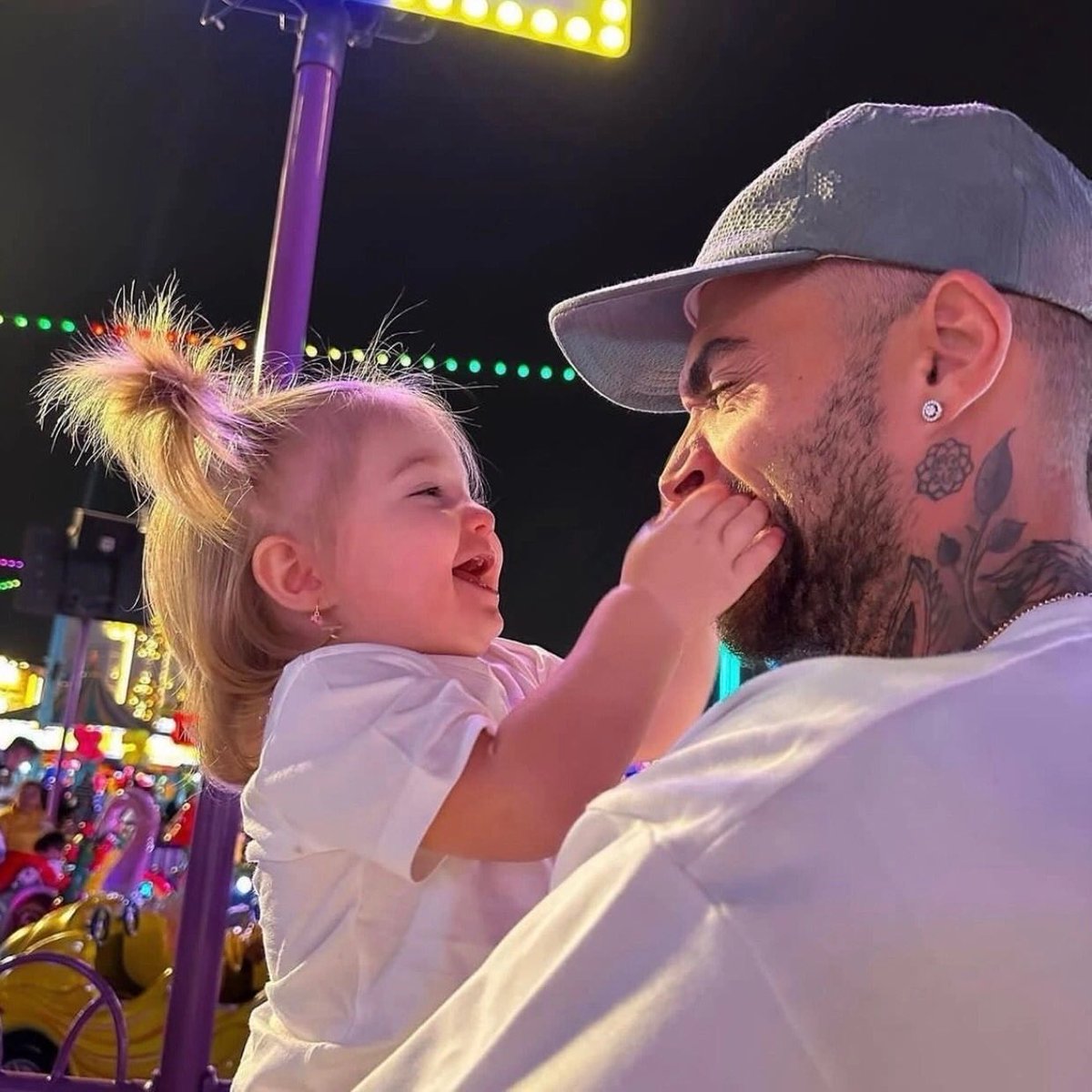 kuttlerLiz's tweet photo. 🎂Feliz Aniversário Papai 

Hoje é dia do meu herói, mamãe soube escolher bem você para ser meu papai, você cuida, se preocupa tão bem de mim, seu amo me deixa mais confortável e eu amo sentir seus abraços e carinhos. Obrigado por deixar eu fazer parte da sua vida...+ https://t.co/YViQ0r5KsN