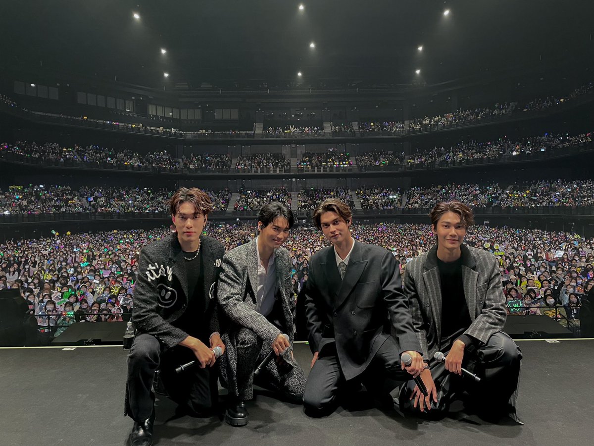 GMMTV's tweet photo. กลับมาเจอกันคราวนี้แฟนๆ ญี่ปุ่นก็ยังคงทำให้พวกเราประทับใจมากๆ เลยครับ ขอบคุณสำหรับพลังดีๆ ที่ทุกคนส่งมาให้พวกเรา ไว้พรุ่งนี้มาสนุกกันต่ออีก 1 รอบนะครับ 🤟🏻😊

#ShootingStarinJapanD1 #GMMTV https://t.co/K4XMySaCXb