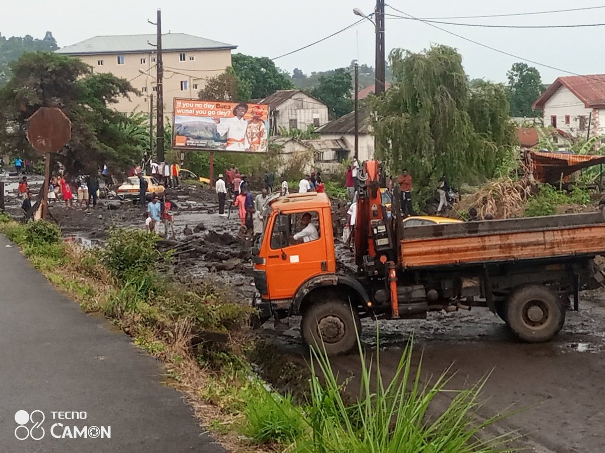 The Rainy Season is already wrecking havock in Buea. Main road Buea Town- Clerks Quarters truncated. Rocks and logs from Mt Cameroon currently blocking the road. Efforts to clear the road and restore circulation underway. Reports of three casualties rock Buea.