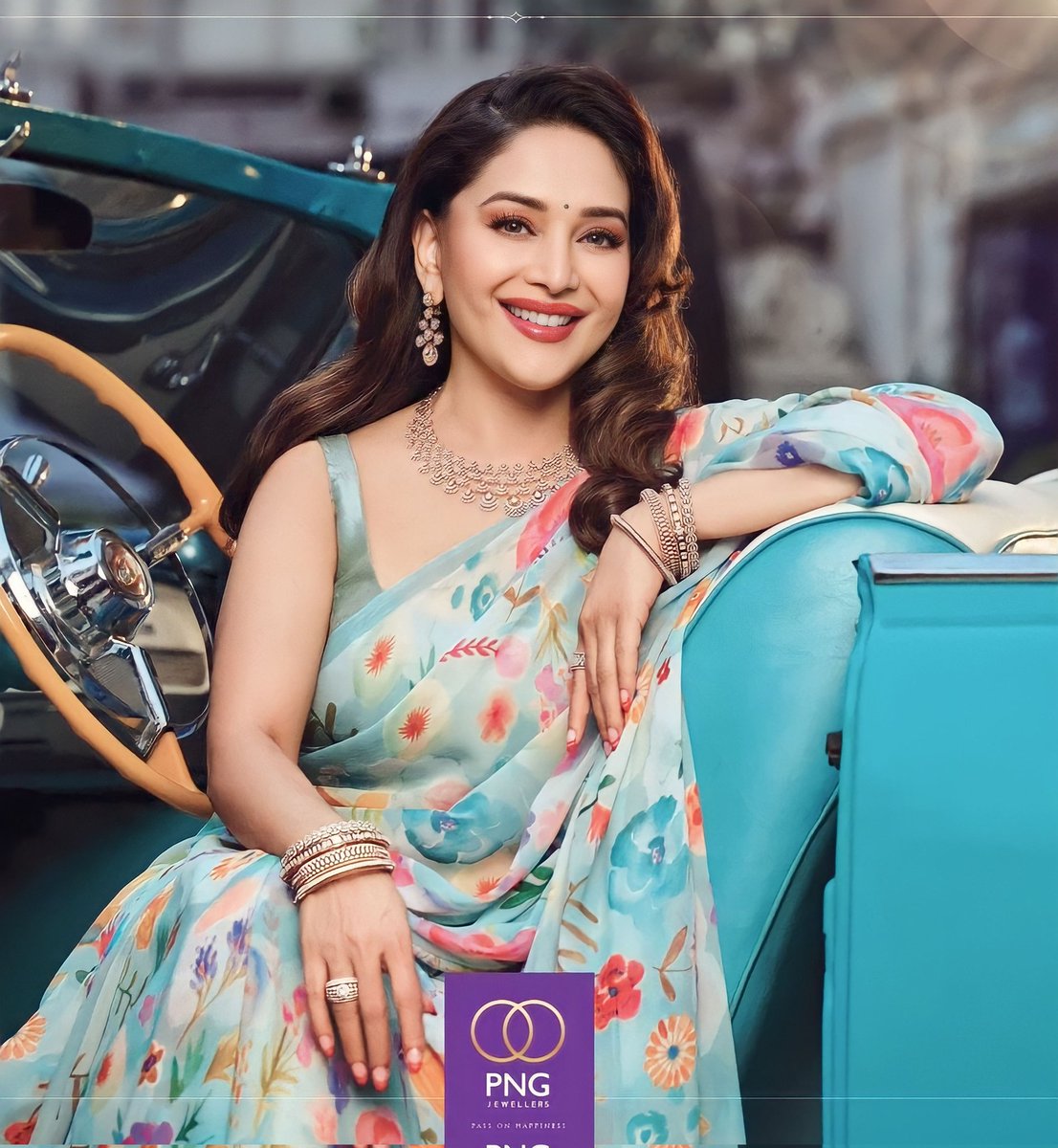 iam_rhiza's tweet photo. Made my Saturday 😍 Thanks to your smile @MadhuriDixit Mam. ✨ Elegant, stunning and glamorous🫰

#MadhuriDixit #PNGjewelries #INAcollection  #evergreenbeauty #NewAd https://t.co/ntPli6hy8u