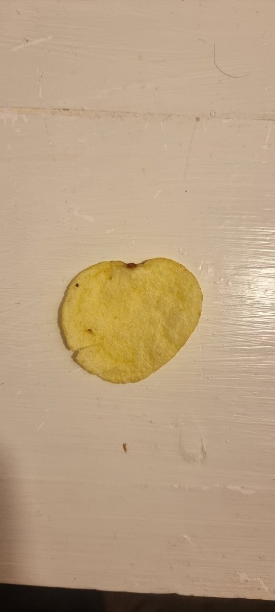 RH3D_'s tweet photo. @walkers_crisps FOUND ONE?! #lovefromwalkers  #heartcrisp 🤔 https://t.co/AZoKZZlL6W