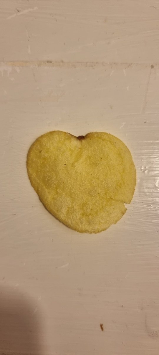 RH3D_'s tweet photo. @walkers_crisps FOUND ONE?! #lovefromwalkers  #heartcrisp 🤔 https://t.co/AZoKZZlL6W